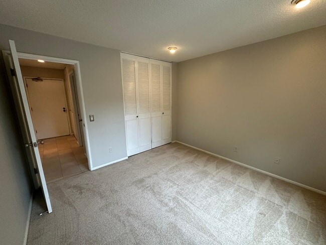 Building Photo - This wonderful 1 Bedroom 1 Bath condo Loca...