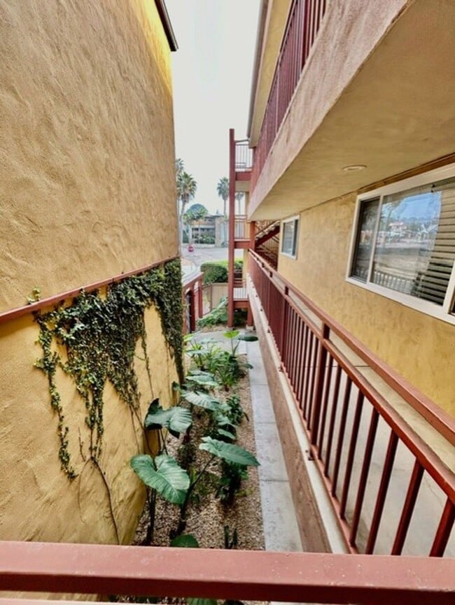 Building Photo - 1 Bedroom Just Blocks From the Ocean