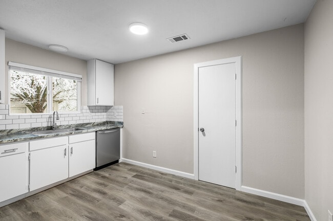 Foto del edificio - 2104 Rosamond Ave Apt 3