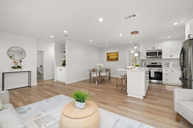 Foto del edificio - Beautiful Remodeled 2 Bedroom/2 Bath Home