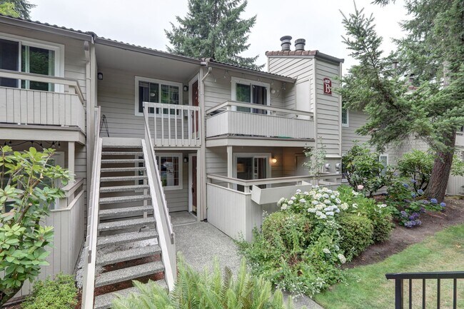 Building Photo - 2 Bedroom Ground Floor Condo in the Heart of Woodinville!