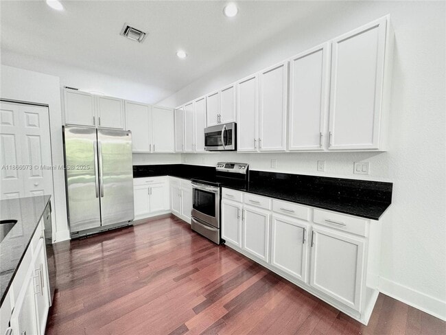 Foto del edificio - 4451 Laurel Pl