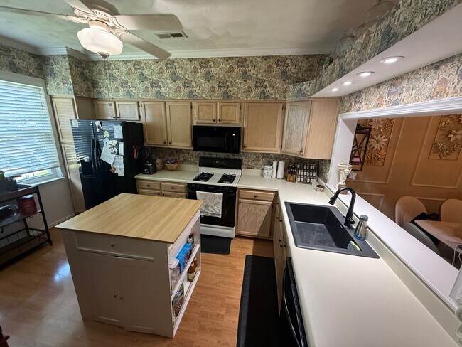 Building Photo - 842 S Lake Cir
