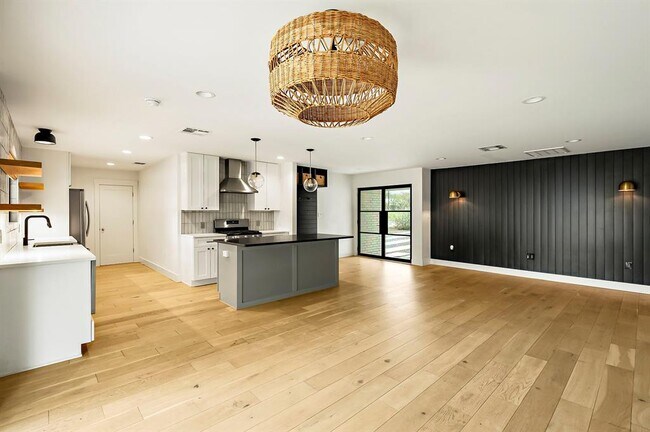 Foto del edificio - 5702 N Hampton Dr