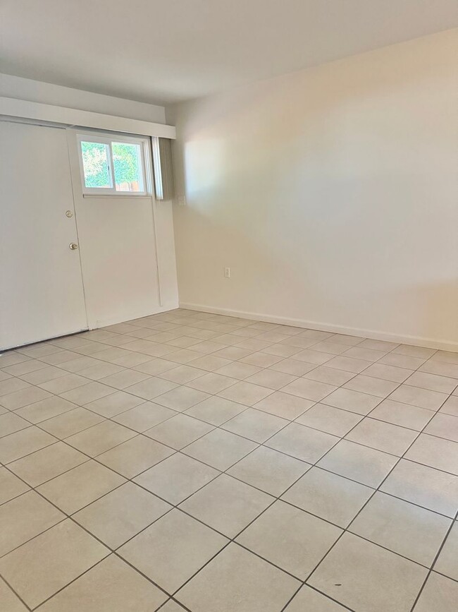 Building Photo - CLAIREMONT DRIVE