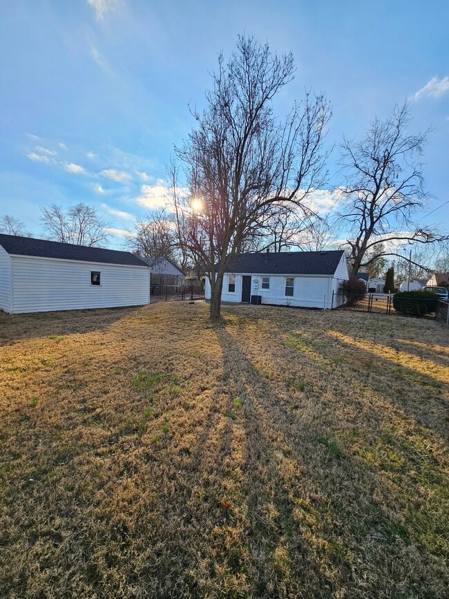 Building Photo - 118 S Kenmore Dr
