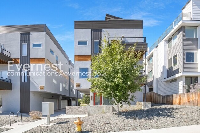 Spacious Home with 2-Car Garage and Balcony / 2 Beds & 2.5 Bath / Voucher Accepted / Pet-friendly... - Spacious Home with 2-Car Garage and Balcony / 2 Beds & 2.5 Bath / Voucher Accepted / Pet-friendly...