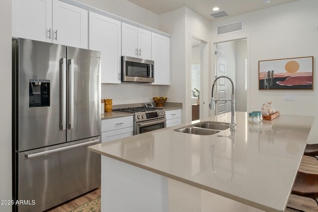Building Photo - 15601 W Cactus Rd