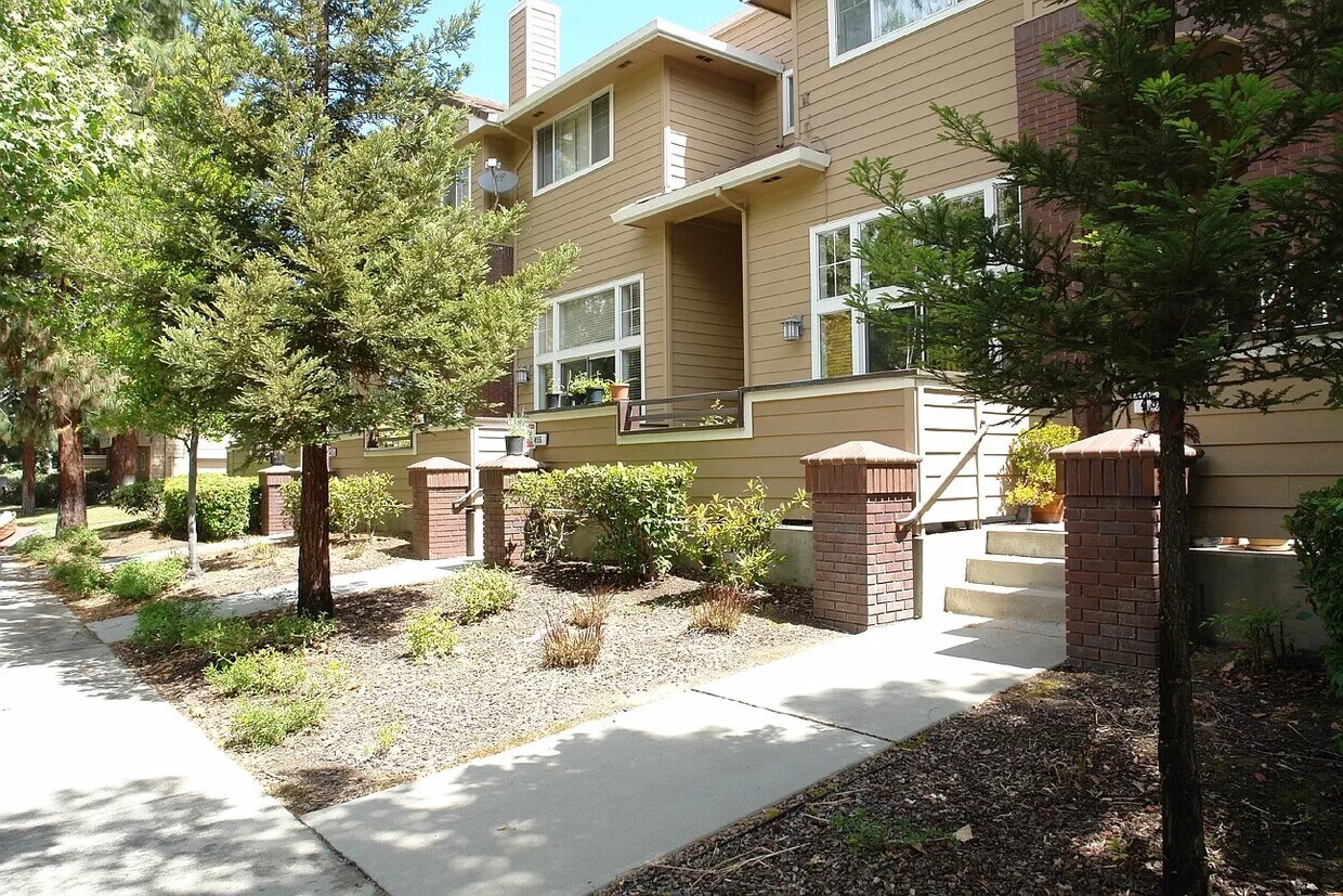 Foto principal - 455 Mill River Ln