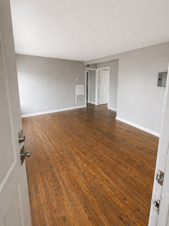 Foto del edificio - BRIGHT AND SPACIOUS 3-BEDROOM NEAR ST. MARY'S UNIVERSITY AND WOODLAWN LAKE