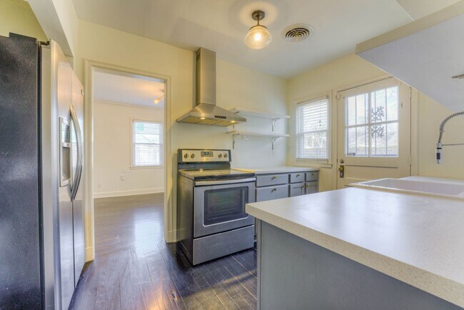 Foto del edificio - Beautifully renovated duplex in High Point Terrace!