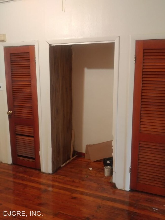 Building Photo - 3 br, 1 bath House - 2424 S Franklin Street