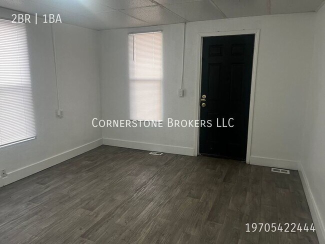 Building Photo - Updated Apartment in the heart of Brush!