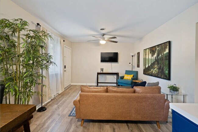 Foto del edificio - Fully Furnished Apartment in the Heart of Durham!