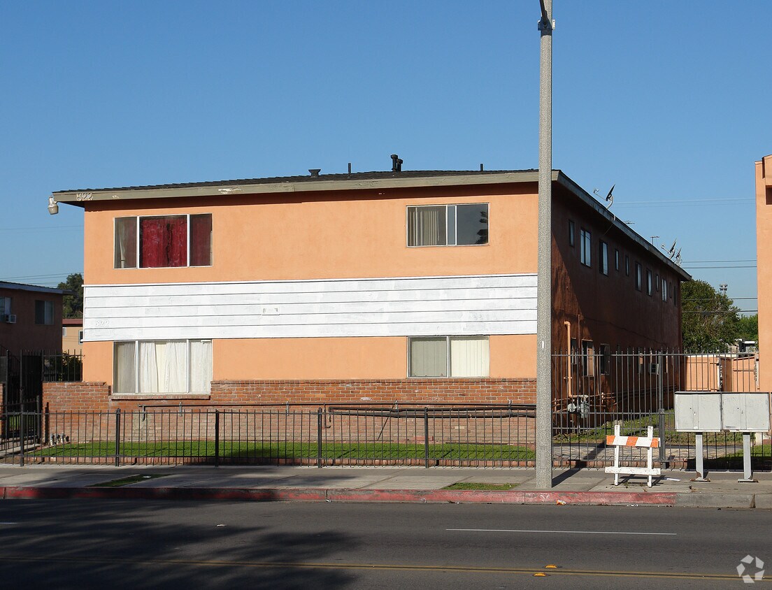Building Photo - 822 S Raitt St