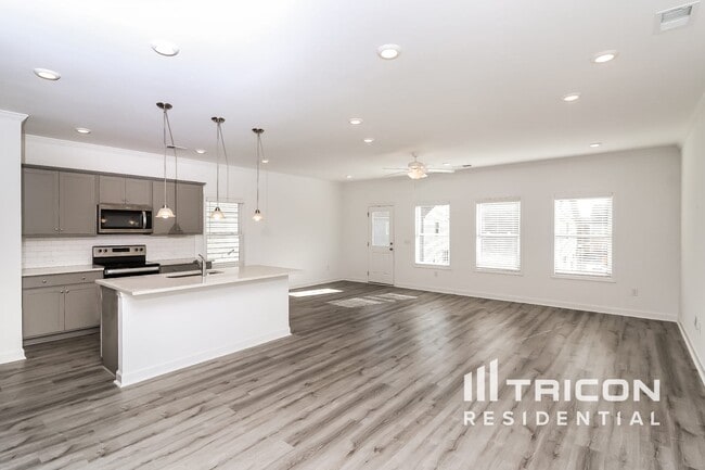 Building Photo - 165 E Rdg Wy
