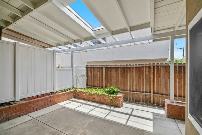 Building Photo - 310 Avenida Cabrillo