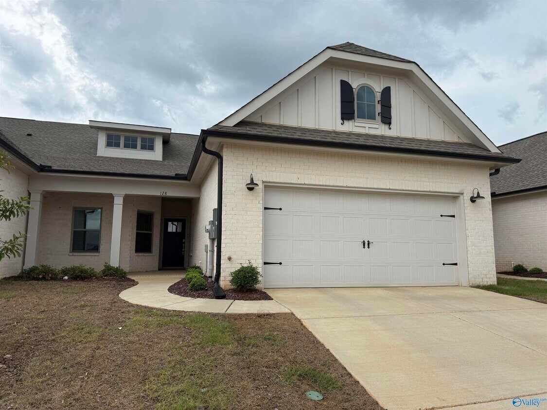 Foto principal - 128 Clift Farm Dr