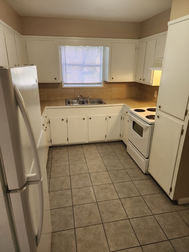Building Photo - 4665 Hartel