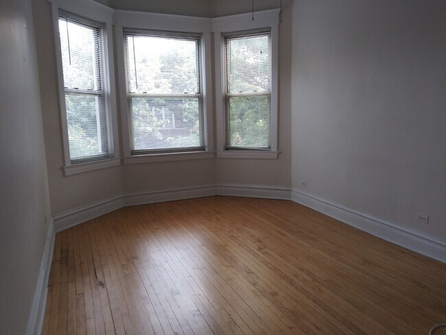 Building Photo - 3800 N Wilton Ave
