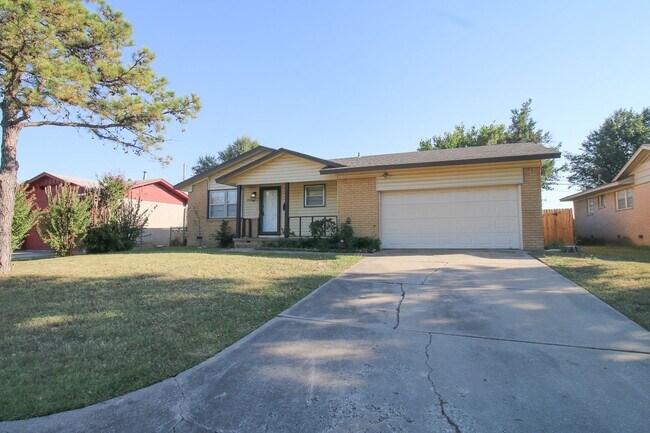 Foto del edificio - 3-Bedroom Home with Yard in East Tulsa – Ready Mid May!