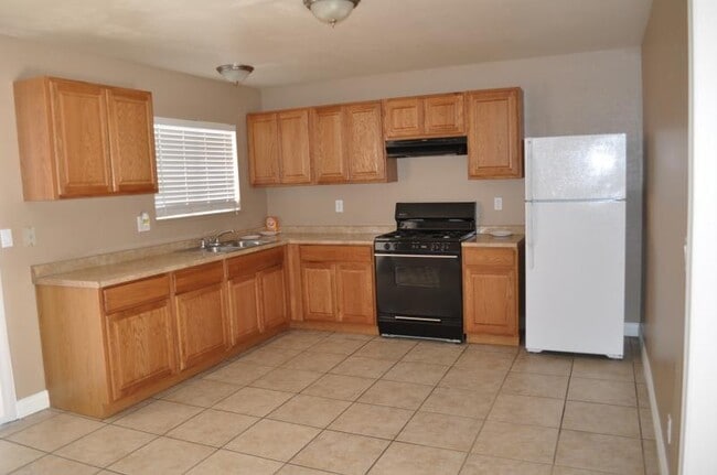 Building Photo - 401 Calaveras Ct