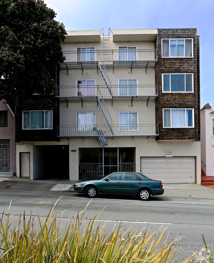 Foto del edificio - 670 Monterey Blvd