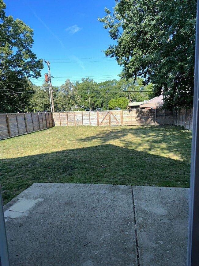 Building Photo - Available for Rent: 2 Bedroom/1.5 Bathroom...