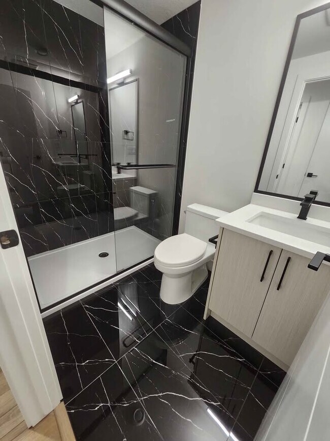 Photo du bâtiment - 8719 77 Ave NW