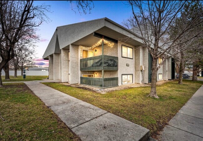 Building Photo - 211 E Hill Ave