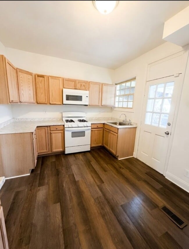 Foto del edificio - 3632 Parkdale Ave