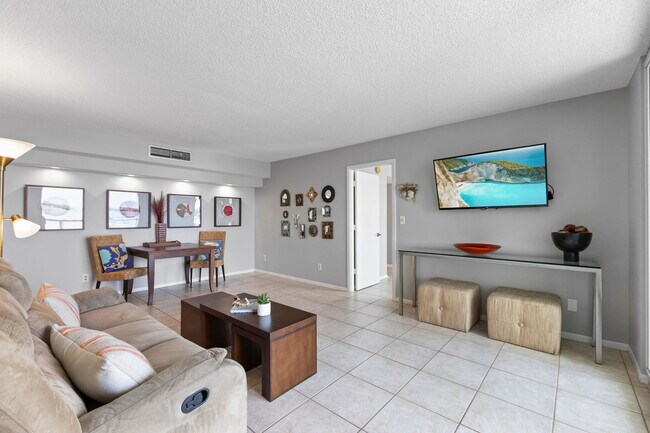 Zona de comedor/sala de estar - 1111 N Gulfstream Ave