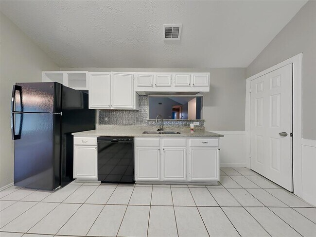 Building Photo - 3415 Carriage House Dr