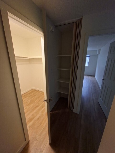 Building Photo - 1320 King Albert Ave