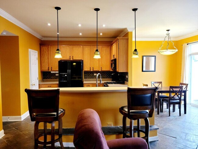 Building Photo - 221 Parkside Dr