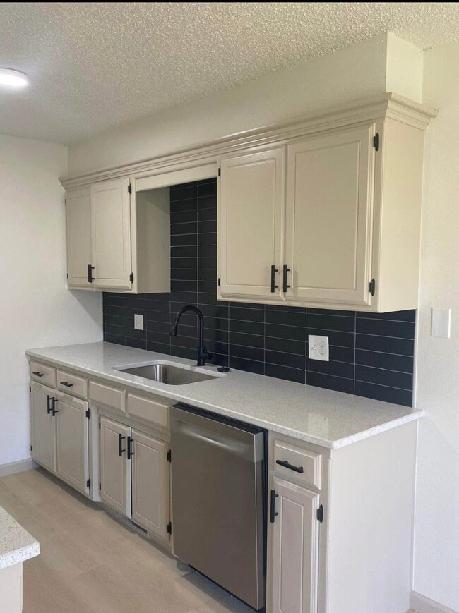 Building Photo - 11707 N Francis Ave