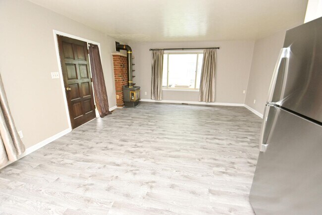 Building Photo - Updated 3 bedroom 1.5 bath home in South Bend IN