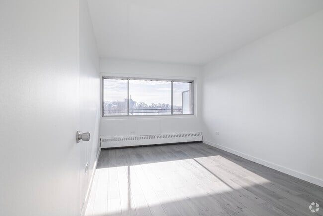 Unit 705 - Côte Vertu