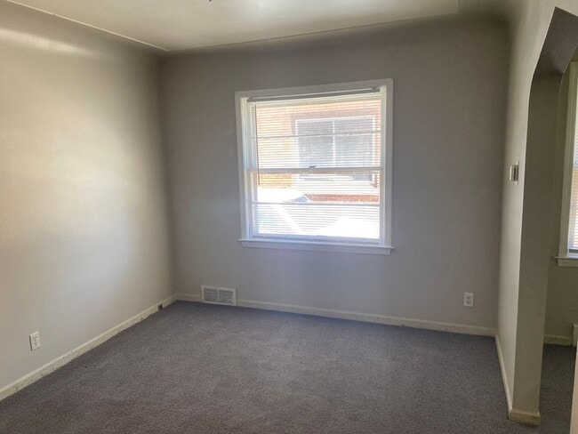 Building Photo - 3 bedroom - 1.5 bath - bungalow - $1150