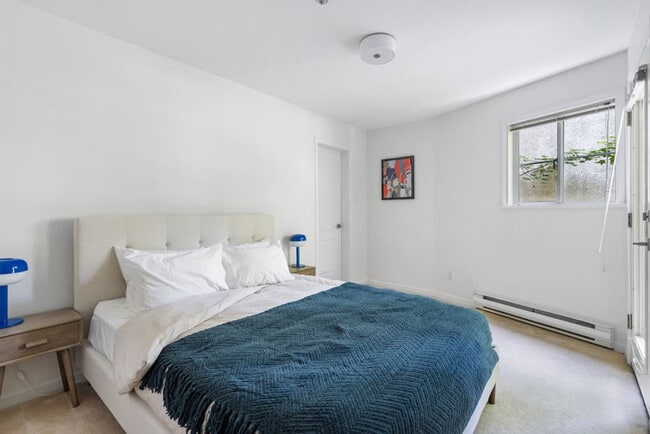 Building Photo - 1126 W 11th Ave