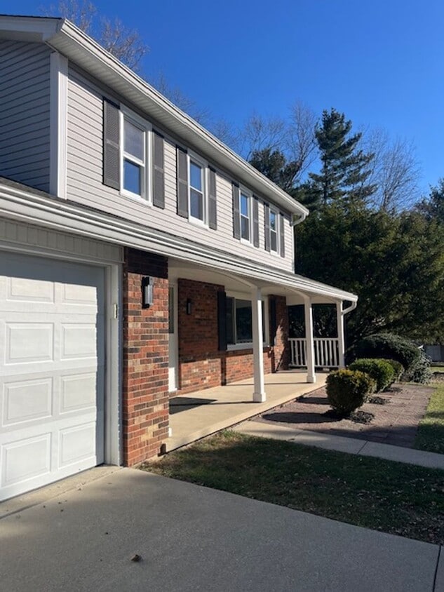 Foto principal - Spacious, Fully Updated Home with Walkout Basement on a Mature Lot