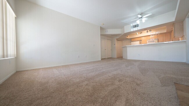 Building Photo - 2 Bedroom 2 Bath Condo with 1 Car Garage