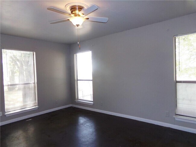 Building Photo - 142 McAcres Dr