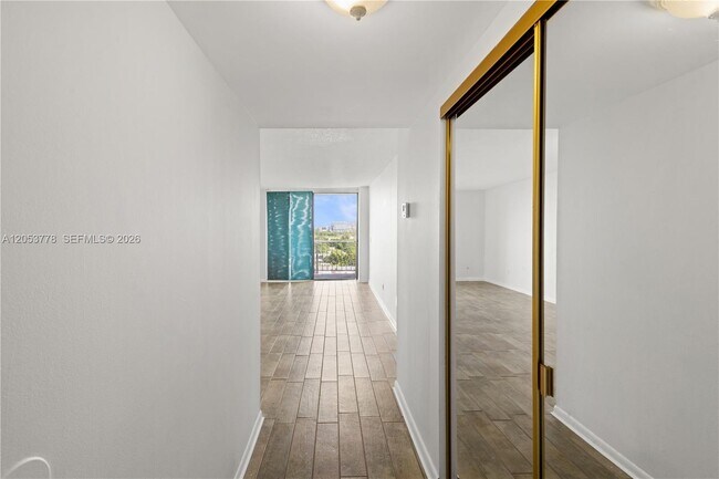 Foto del edificio - 2350 NE 135th St