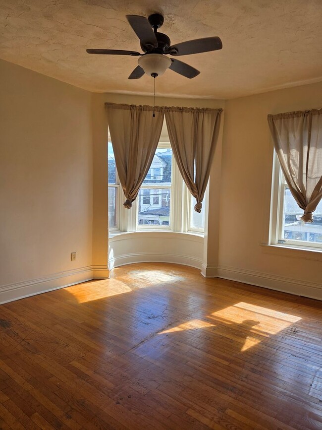 Building Photo - 623 W King St