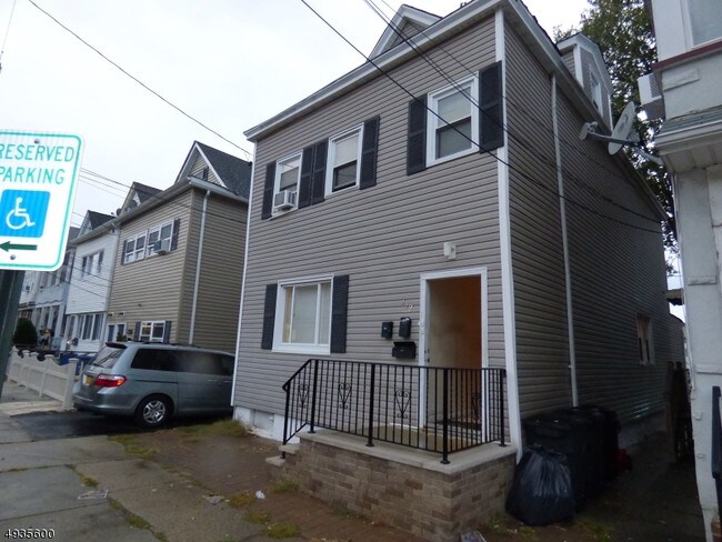 Foto del edificio - 372 Highland Ave
