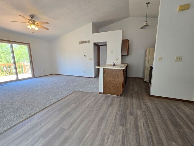 Building Photo - 3 Bedroom 2.5 Bathroom Duplex in Bloomington