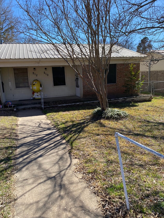 208 E Simmons St, Weatherford, TX 76086 Townhome Rentals in