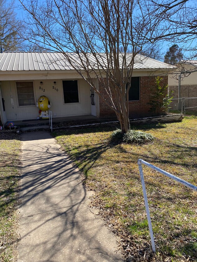 208 E Simmons St, Weatherford, TX 76086 Townhome Rentals in