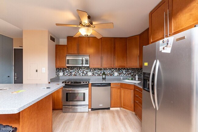 Building Photo - 1 br, 1 bath Condo - 3930 N Pine Grove Ave...